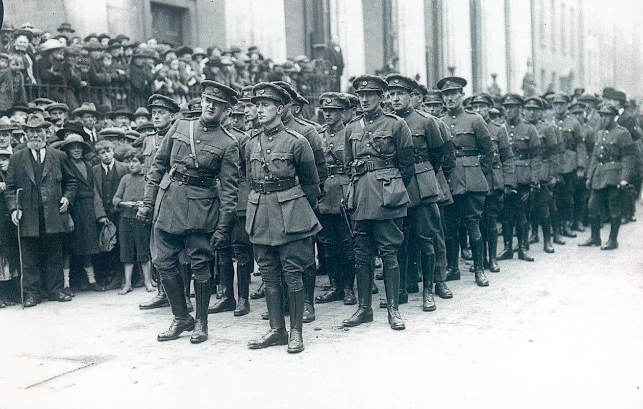 Michael Collins (1890-1922) (vas.) Irlannin vapaavaltion armeijan päällikkönä Arthur Griffithin hautajaisissa elokuussa 1922 tekijältä Irish Photographer