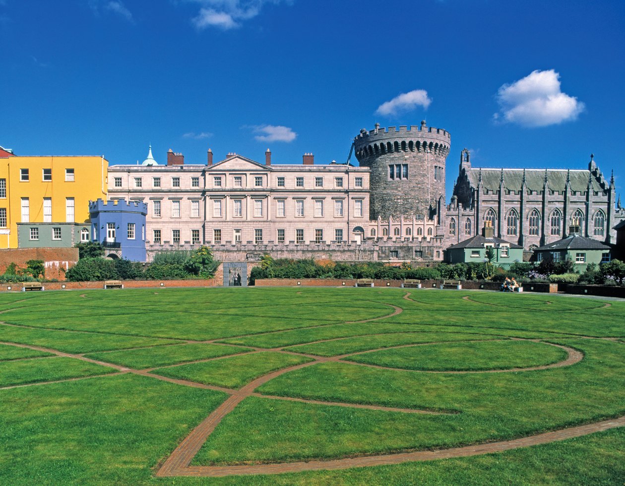 Dublinin linna, näkymä puutarhasta tekijältä Irish School