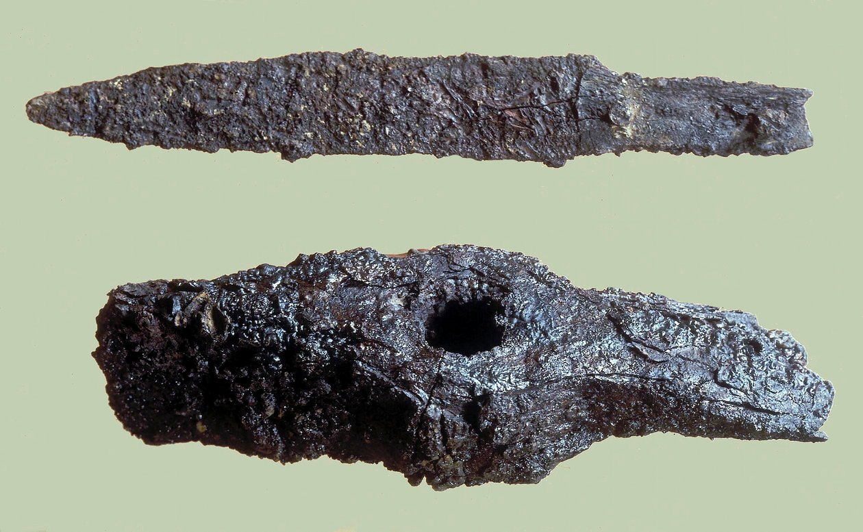 Kirves ja veitsi, löydetty Daavidin kaupungin rautakaivauksista tekijältä Iron Age
