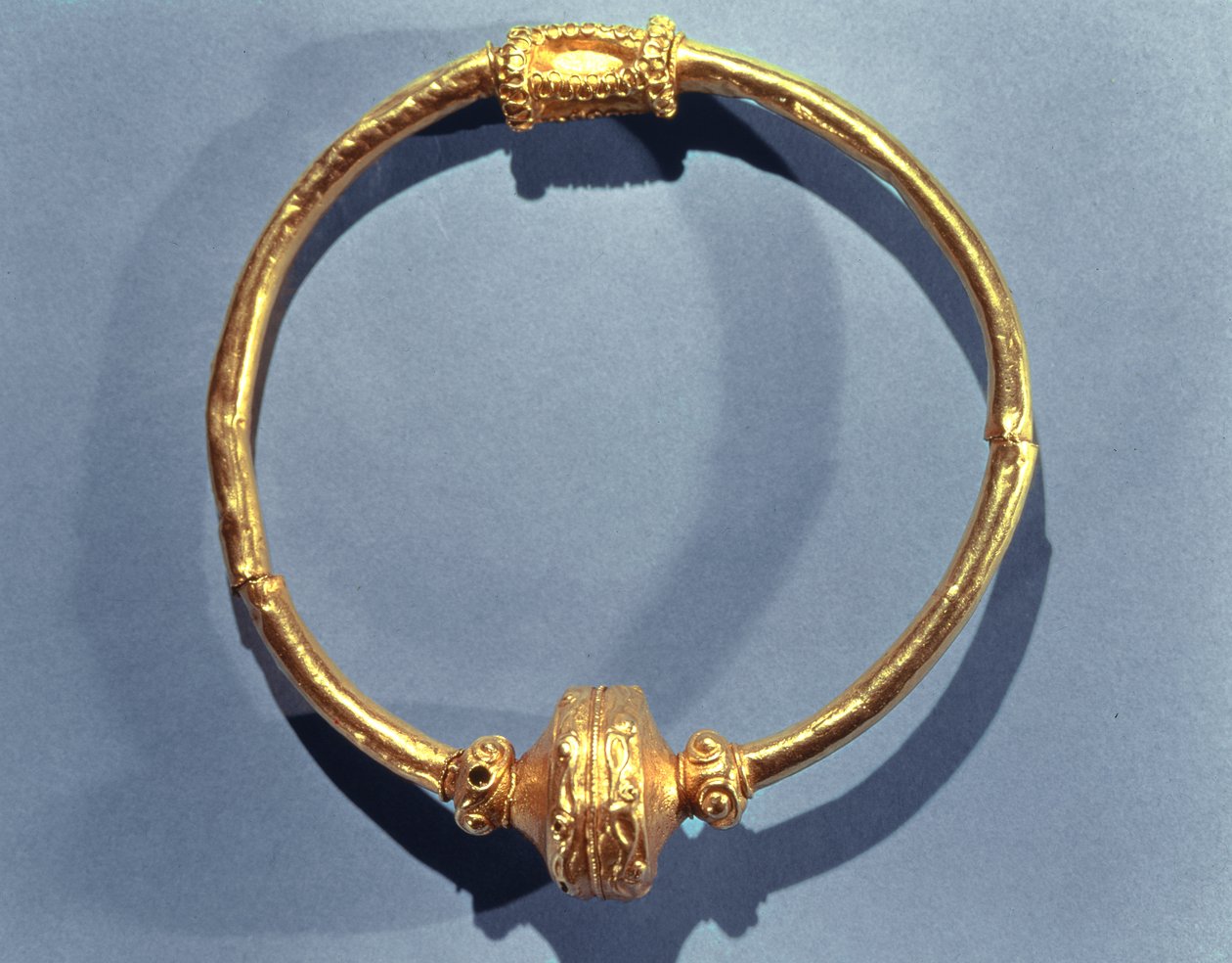 Kaulus, peräisin Ardnaglugista, Roscommonin kreivikunnasta (kulta). tekijältä Iron Age