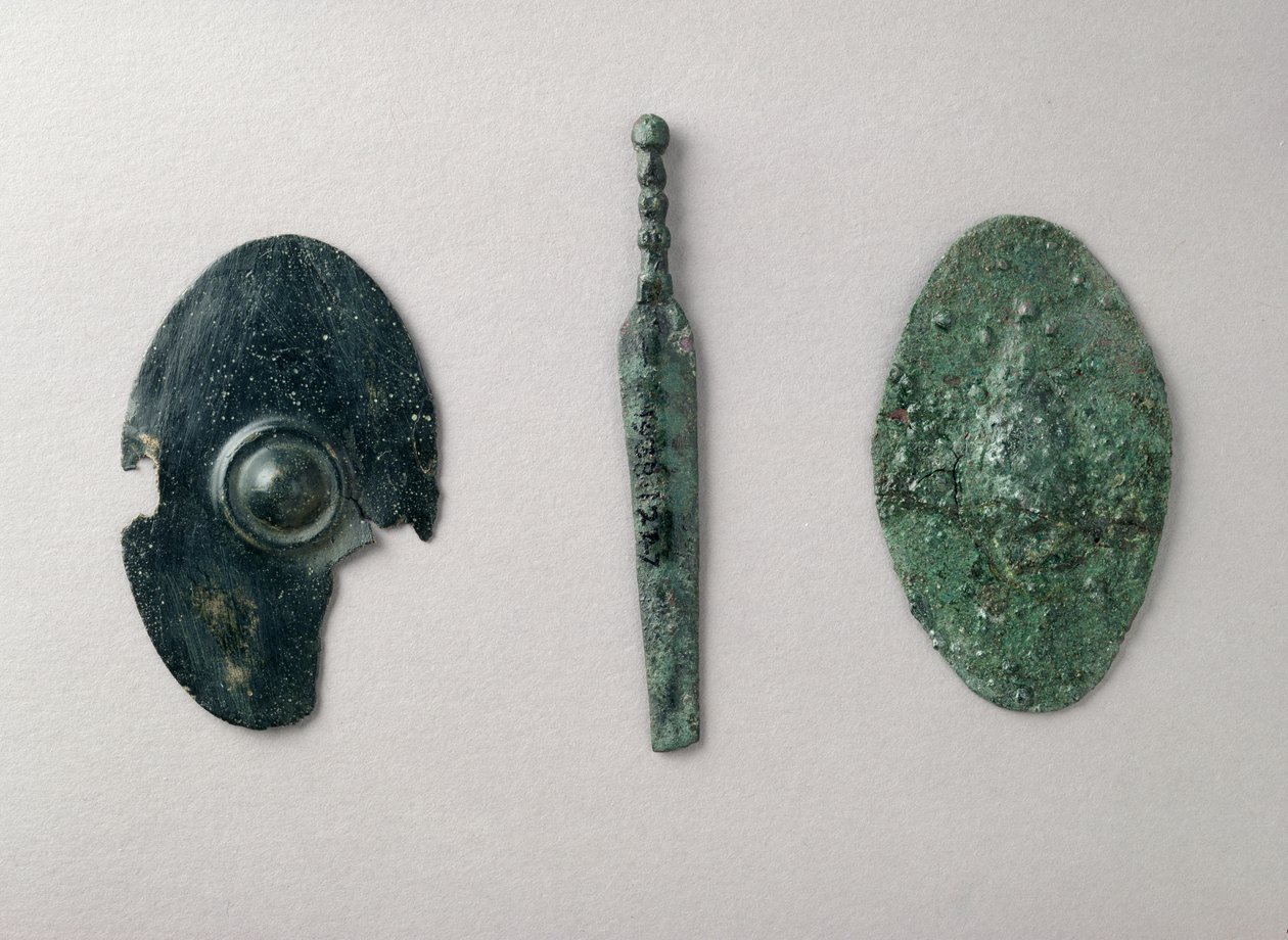 Aseiden pienoismallit: L-R: kilpi Leafieldistä, Oxonista; miekka ja kilpi myöhäisrautakauden pyhäköstä Frilfordista, Berksistä (pronssia). tekijältä Iron Age