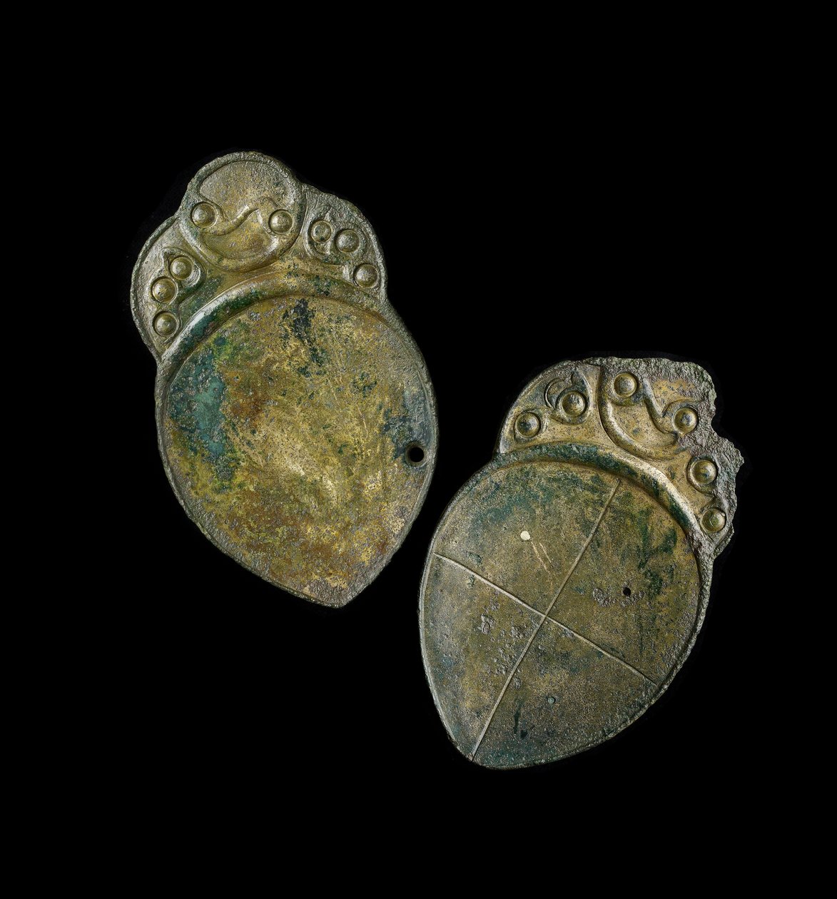 Lusikkapari, jossa valettu koristelu, löytöpaikalta Penbryn, Ceredigion, Wales, rautakausi (valurauta). tekijältä Iron Age