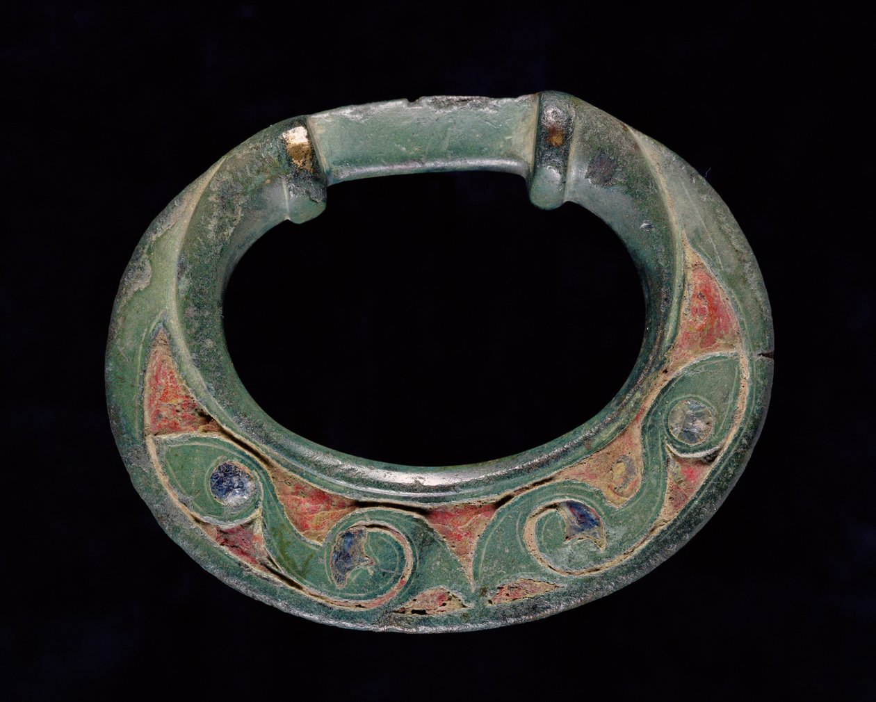 Reinsormus (terretti), rautakautinen (valettu pronssi punaisella ja sinisellä lasiuurteella) tekijältä Iron Age