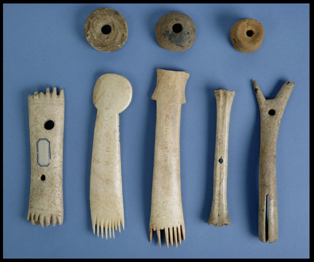 Karan pyörteet, sarvien kudontakammat ja luusukkula ja kangaspuut, rautakausi (luu) tekijältä Iron Age
