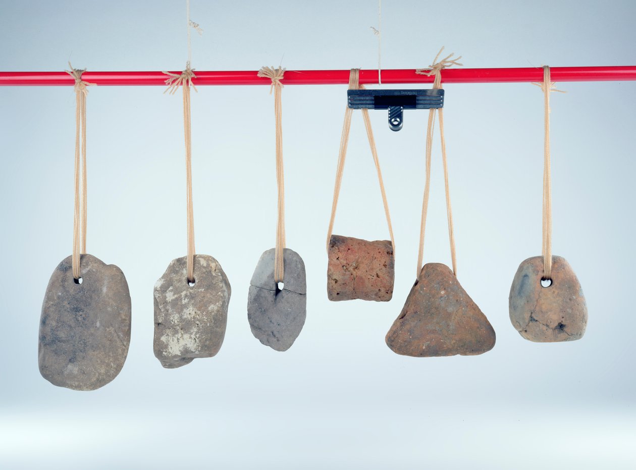 Painot, joita käytettiin pitämään pystysuorat loimilangat kireällä pystykangaspuilla, rautakausi. tekijältä Iron Age