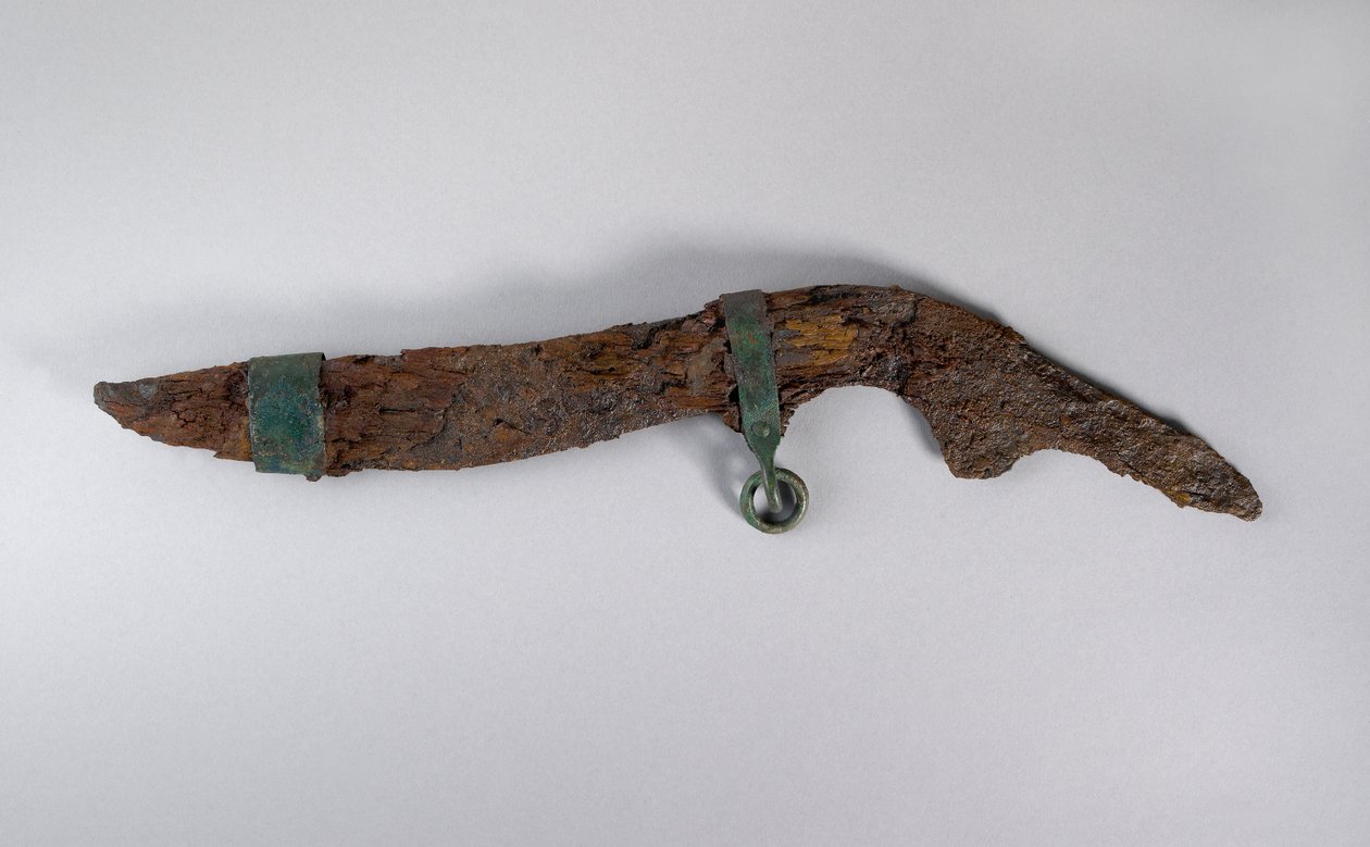 Suuri veitsi tupen jäännöksillä, luultavasti Sopronista, Unkarista, rautakaudelta (rautaa ja puuta) tekijältä Iron Age