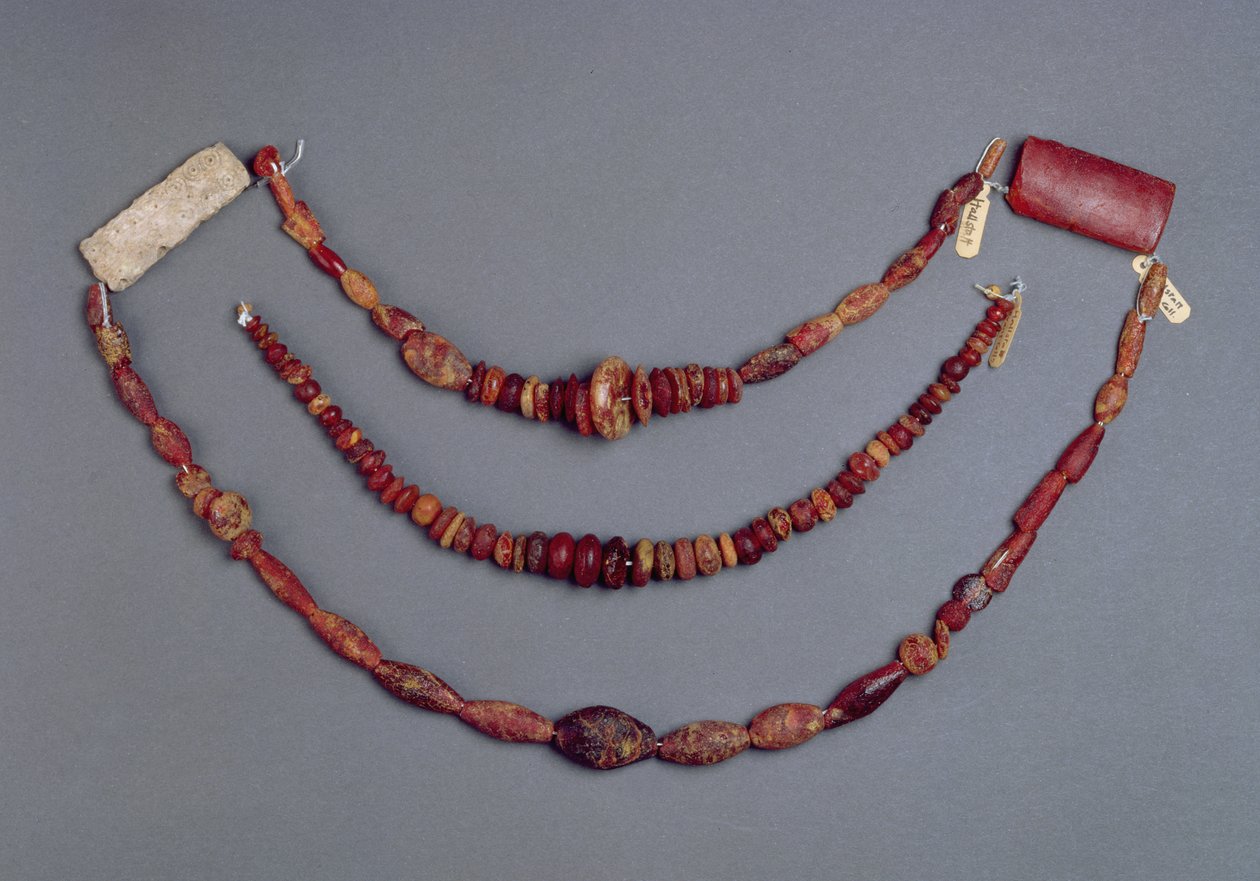 Kolme helminauhaa Hallstattista, Itävallasta, 700-500 eKr. (meripihka). tekijältä Iron Age