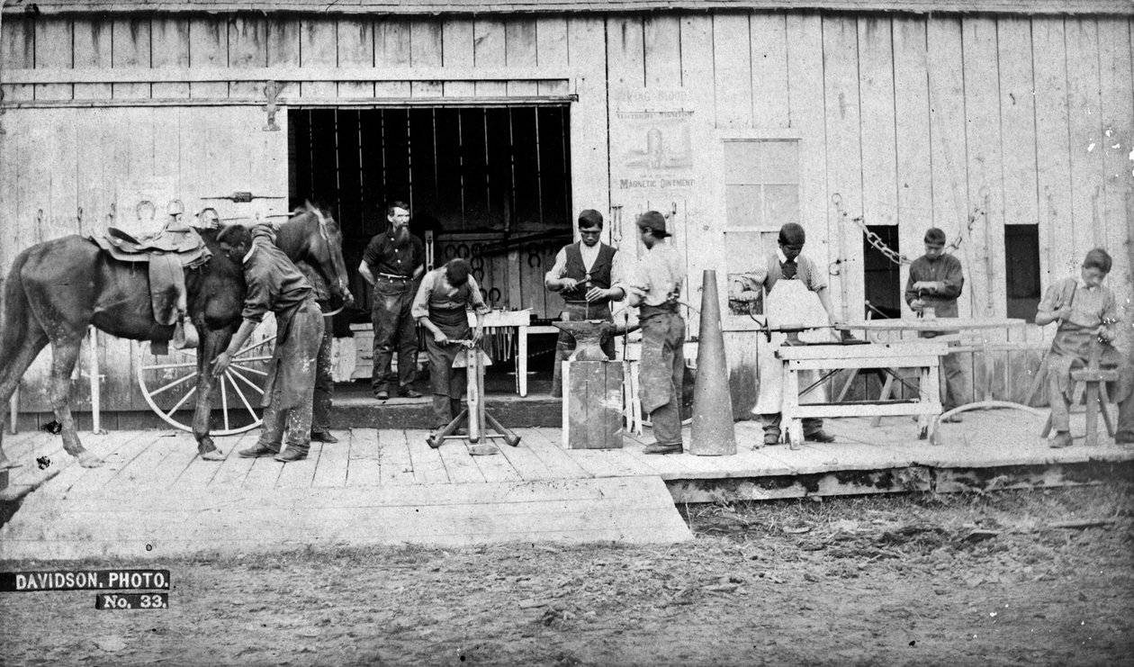 Indian Training School, Forest Grove, Oregon: Blacksmithing, 1882 (bw kuva) tekijältä Isaac Grundy Davidson