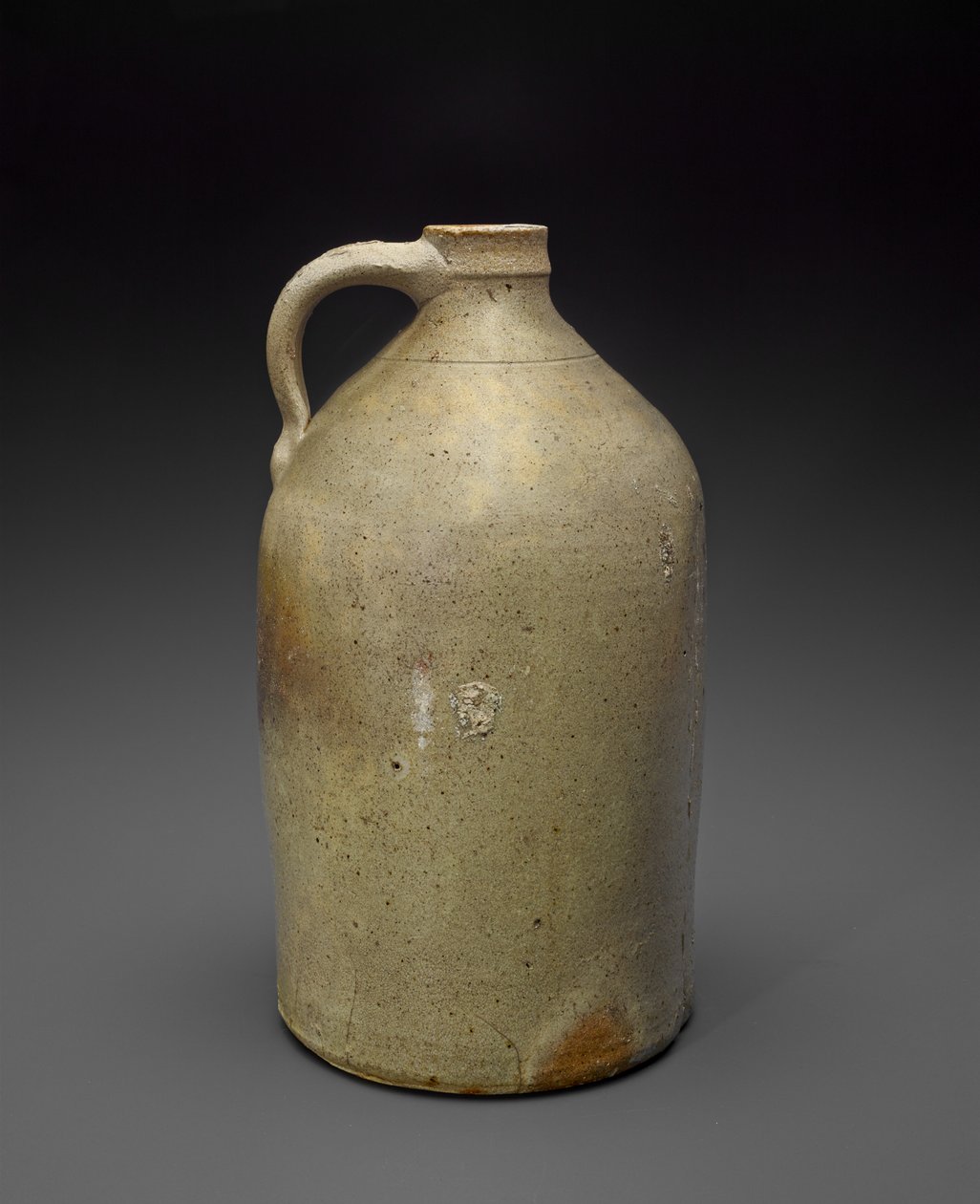 Kannu, c. 1869-1873 (suolalasitettu kivitavara, korkki) tekijältä Isaac (attr.to) Suttles