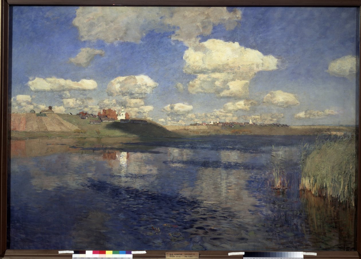 Järvi. Näkymä ruokojen reunustaman järven avaruuteen, rannoille, kylään ja viljelypelloille. Isaac (Isaak) Ilyich Levitan (1860-1900) maalaus öljy kankaalle tekijältä Isaak Ilyich Levitan