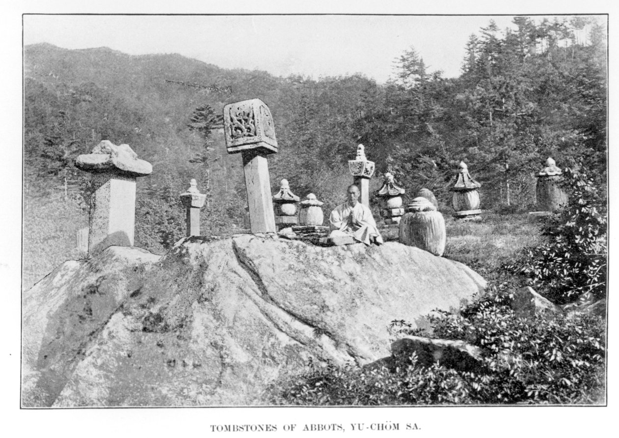 Yu-Chom-Sa buddhalaisen luostarin hautausmaa, Koreasta ja hänen naapureistaan, kirjoittanut Isabella Bird, julkaistu 1898 (bw-kuva) tekijältä Isabella Bird
