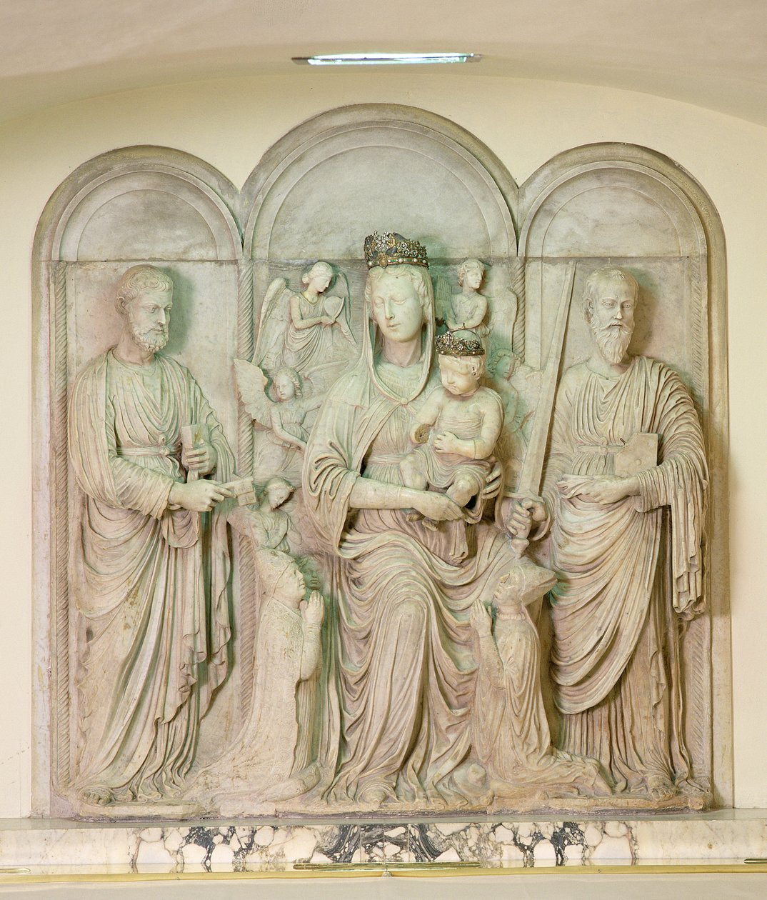 Madonna ja lapsi pyhien Pietarin ja Paavalin ja lahjoittajien kanssa, n. 1450 (marmori) tekijältä Isaia da Pisa
