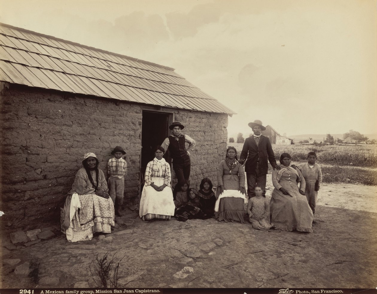 Meksikolainen perheryhmä, San Juan Capistranon lähetysasema, Kalifornia,1880 (kuva) tekijältä Isaiah Taber
