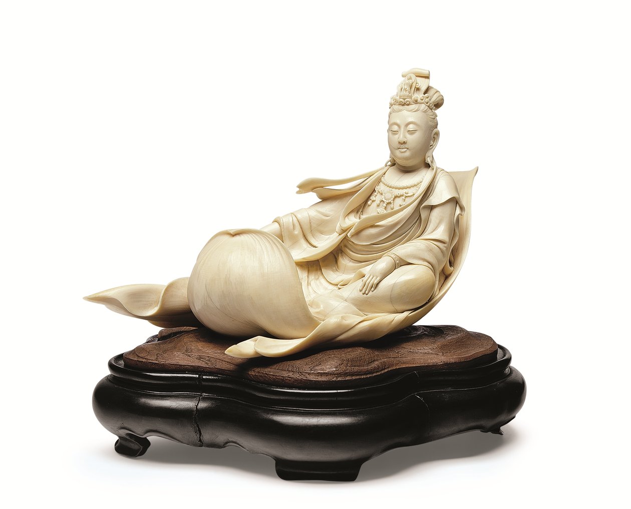 Uma escultura em marfim de Kannon flutuando em uma folha de lótus, período Meiji, final do século XIX (marfim com suporte de madeira) finlandês tekijältä Ishikawa Komei