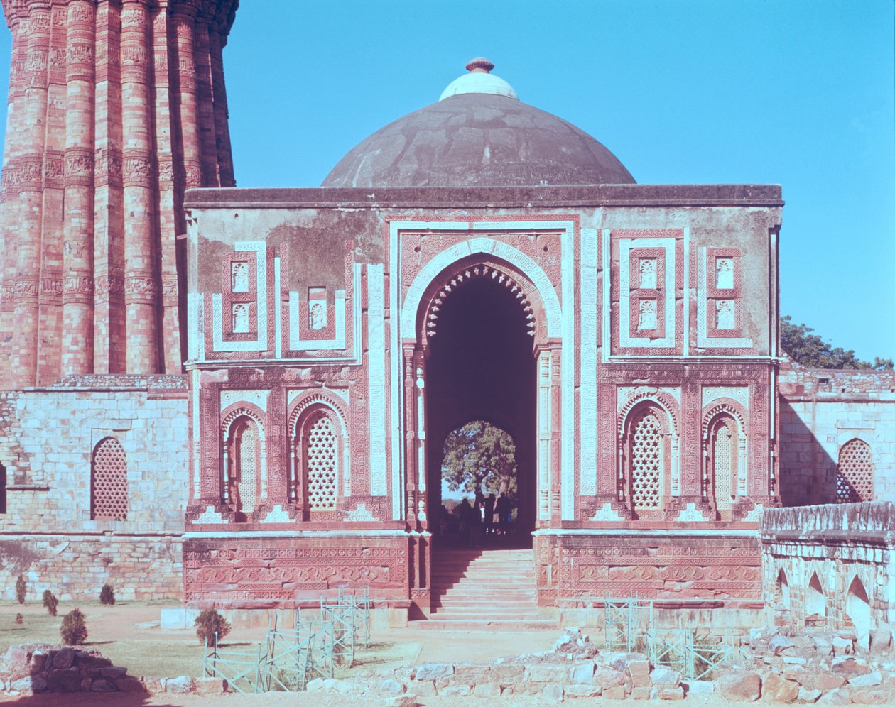 Alai Darwaza, rakentaja Ala-ud-din Khalji, 1311 tekijältä Islamic School