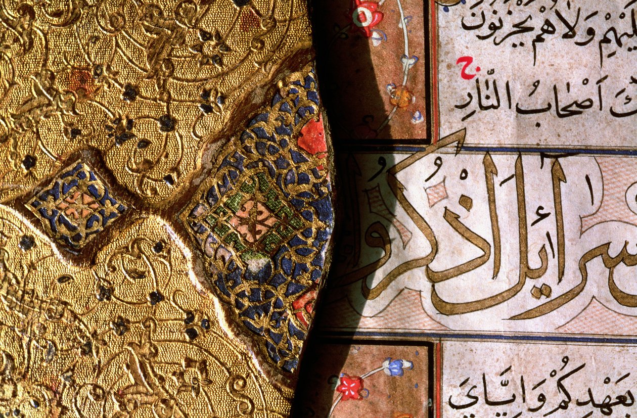 Yksityiskohta monimutkaisista kulta- ja lapis lazuli -valaisimista ja arabeskikuvioista thulth- ja naskh-kirjoituksella Koraanin kannessa tekijältä Islamic School