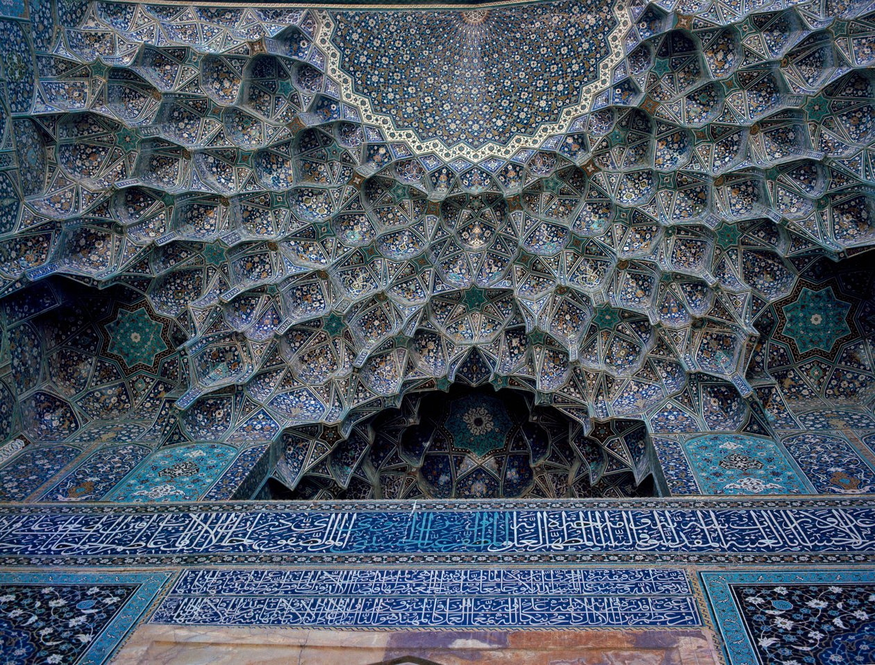 Yksityiskohta Shahin moskeijan holvista (tunnetaan myös nimellä Imam Mosque) Isfahan tekijältä Islamic School