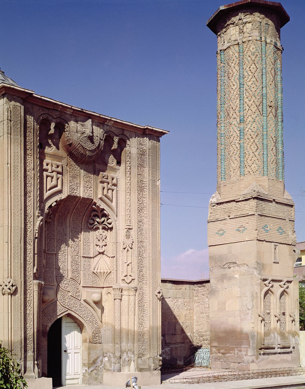 Sisäänkäyntiportaali ja minareetti, rakennettu n. 1260-65 (kuva) tekijältä Islamic School