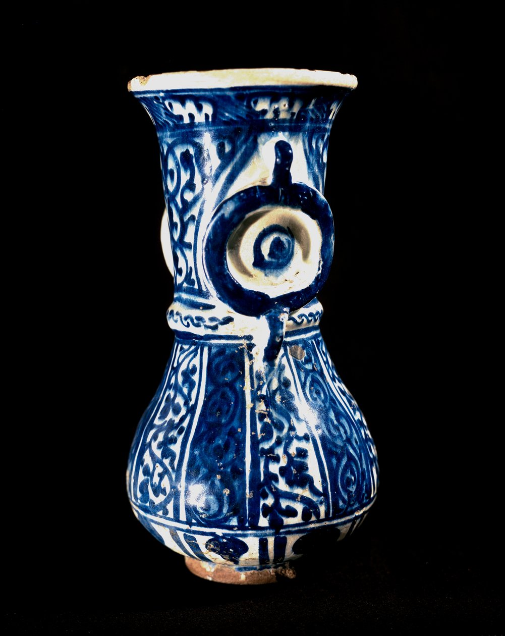 Mameluksien islamilainen taide: keramiikka sinisellä taustalla. Keramiikka 1200-1400-luvulta. Kairo, islamilaisen taiteen museo. tekijältä Islamic School