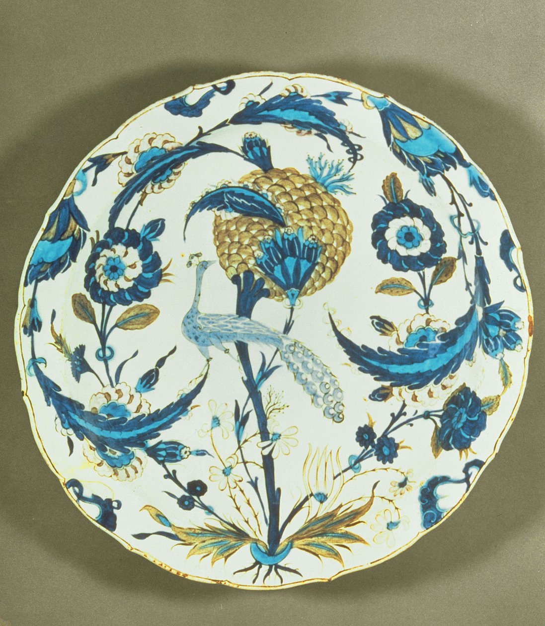 Iznik-astia maalattu riikinkukon kanssa kukkien keskellä, Turkki, n. 1550-1555 (moniväriset aluslasit) tekijältä Islamic School