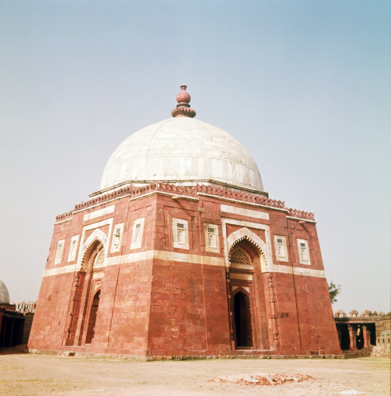 Ghiyathud-din Tughluqin mausoleumi, Tughluqabad, 1321-25 tekijältä Islamic School