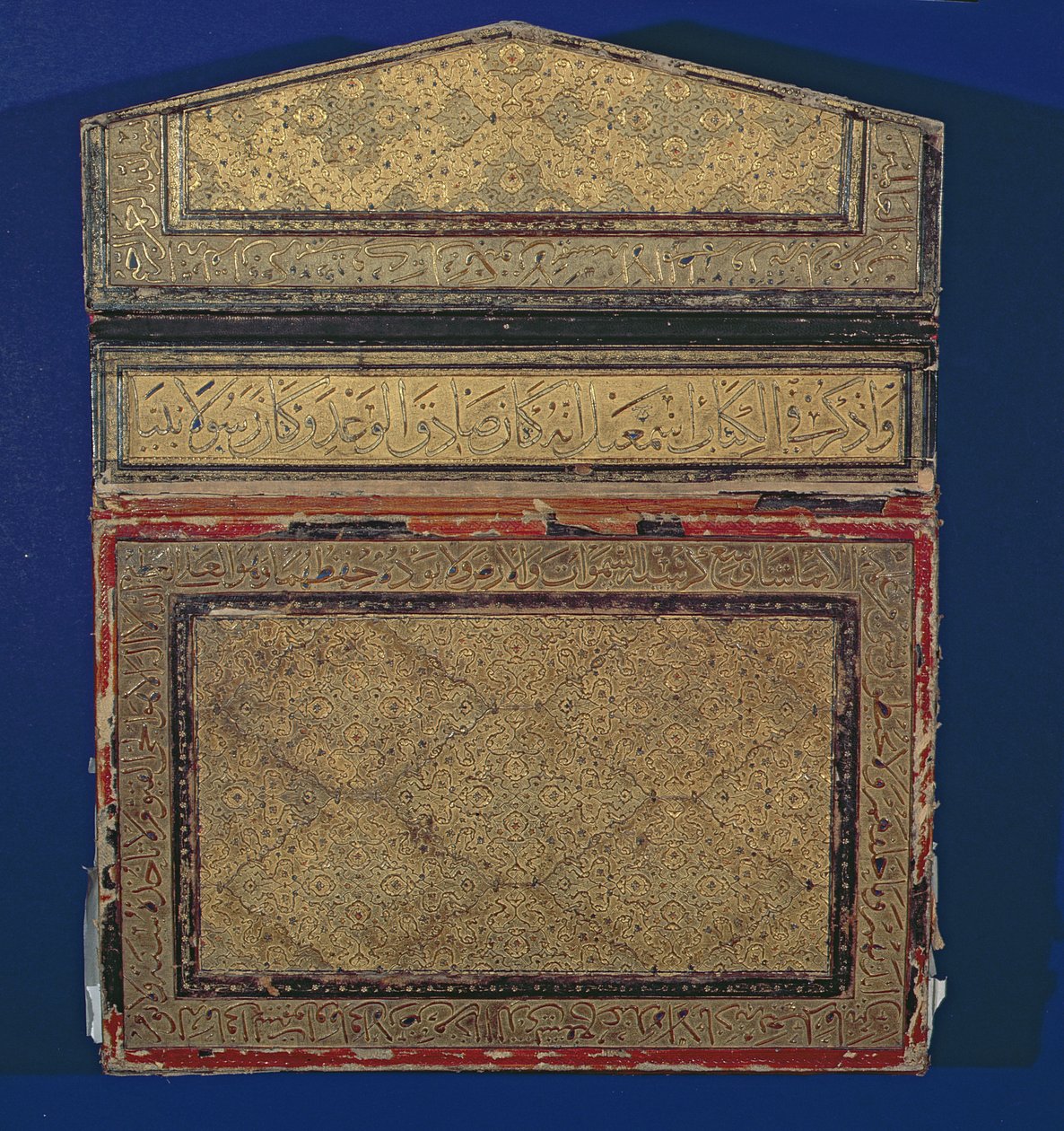 Koraanikotelon ulkopinta kullatulla eslimi-kuviolla, suura 56, thuluth (nahka) (katso 181734) tekijältä Islamic School
