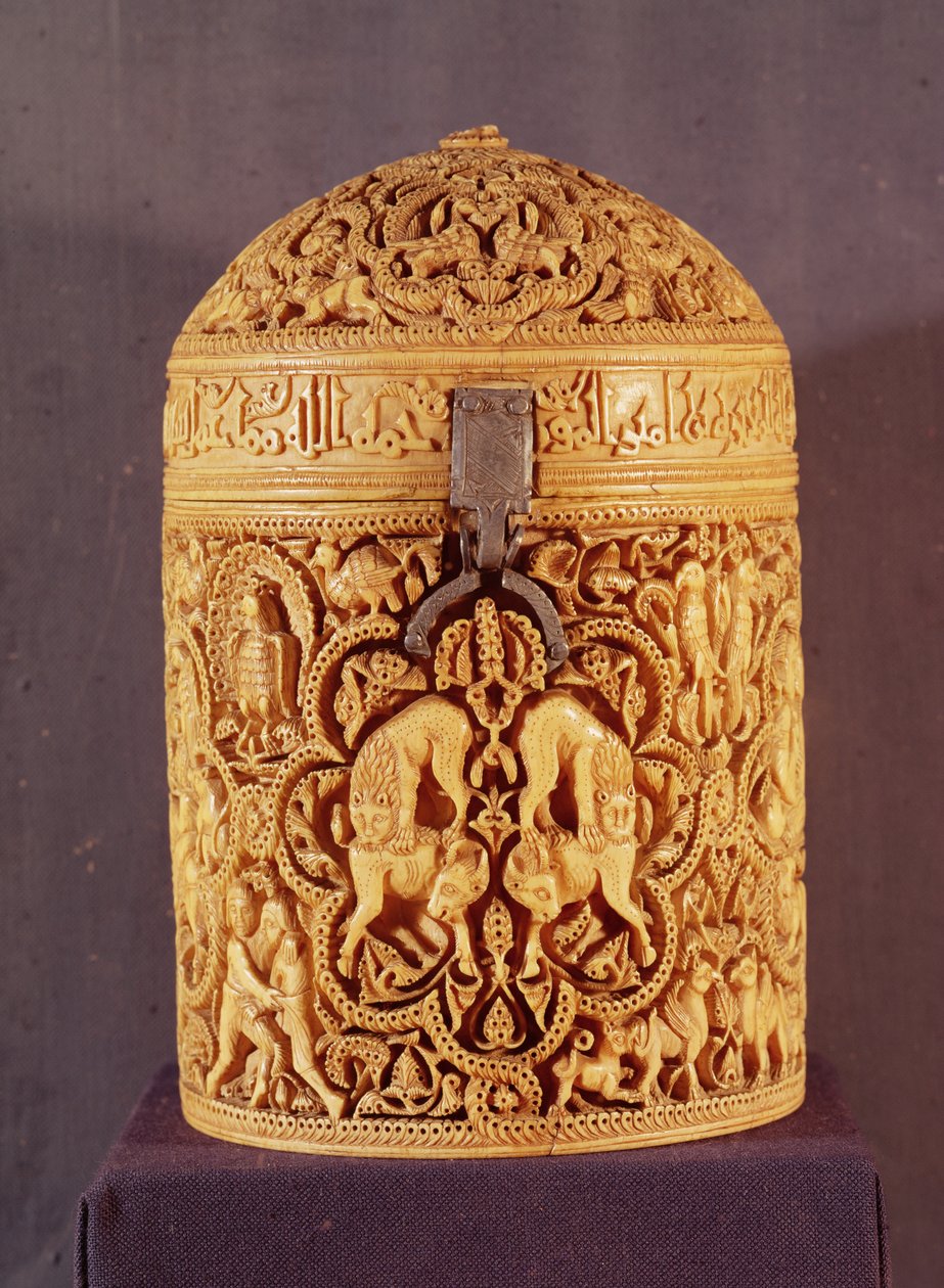 Pyx, jossa on hovielämän nautintoja kuvaava kohokuvio, johon on kaiverrettu nimi Al-Mughira, kalifi Abd-al-Rahman III:n poika, Umayyad-aika, Cordobasta, 968 jKr (katso myös 101673) tekijältä Islamic School