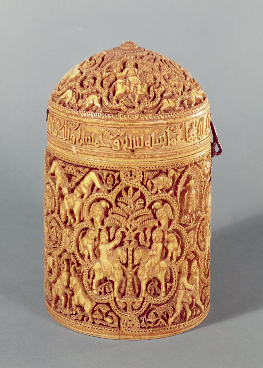Pyx, jossa on hovielämän nautintoja kuvaava kohokuvio, johon on kaiverrettu nimi Al-Mughira, kalifi Abd-al-Rahman III:n poika, Umayyad-aika, Cordobasta, noin 968 jKr (katso myös 101673 & 15). tekijältä Islamic School
