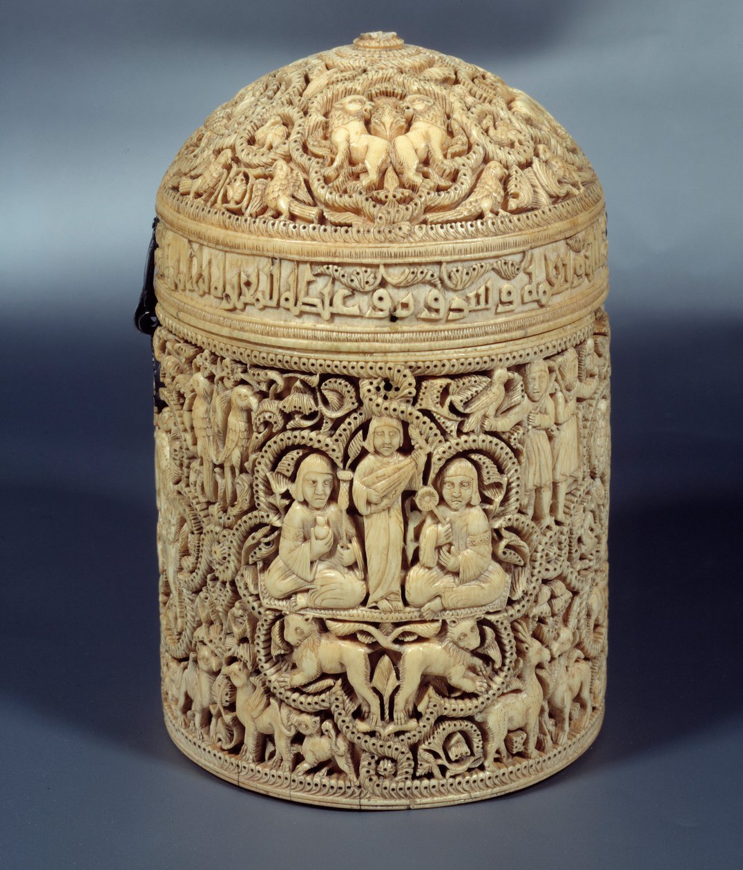 Al-Mughiran (Al Mughira tai Moughira) norsunluun pyxide (laatikko) Cordobasta ja tarkoitettu emiiriin, 968. Pariisi, Louvre-museo tekijältä Islamic School
