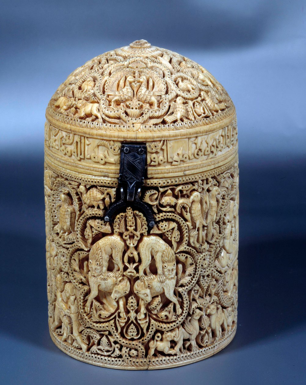 Al-Mughiran (Al Mughira tai Moughira) norsunluun pyxide (laatikko) Cordobasta ja tarkoitettu emiiriin, 968. Pariisi, Louvre-museo tekijältä Islamic School