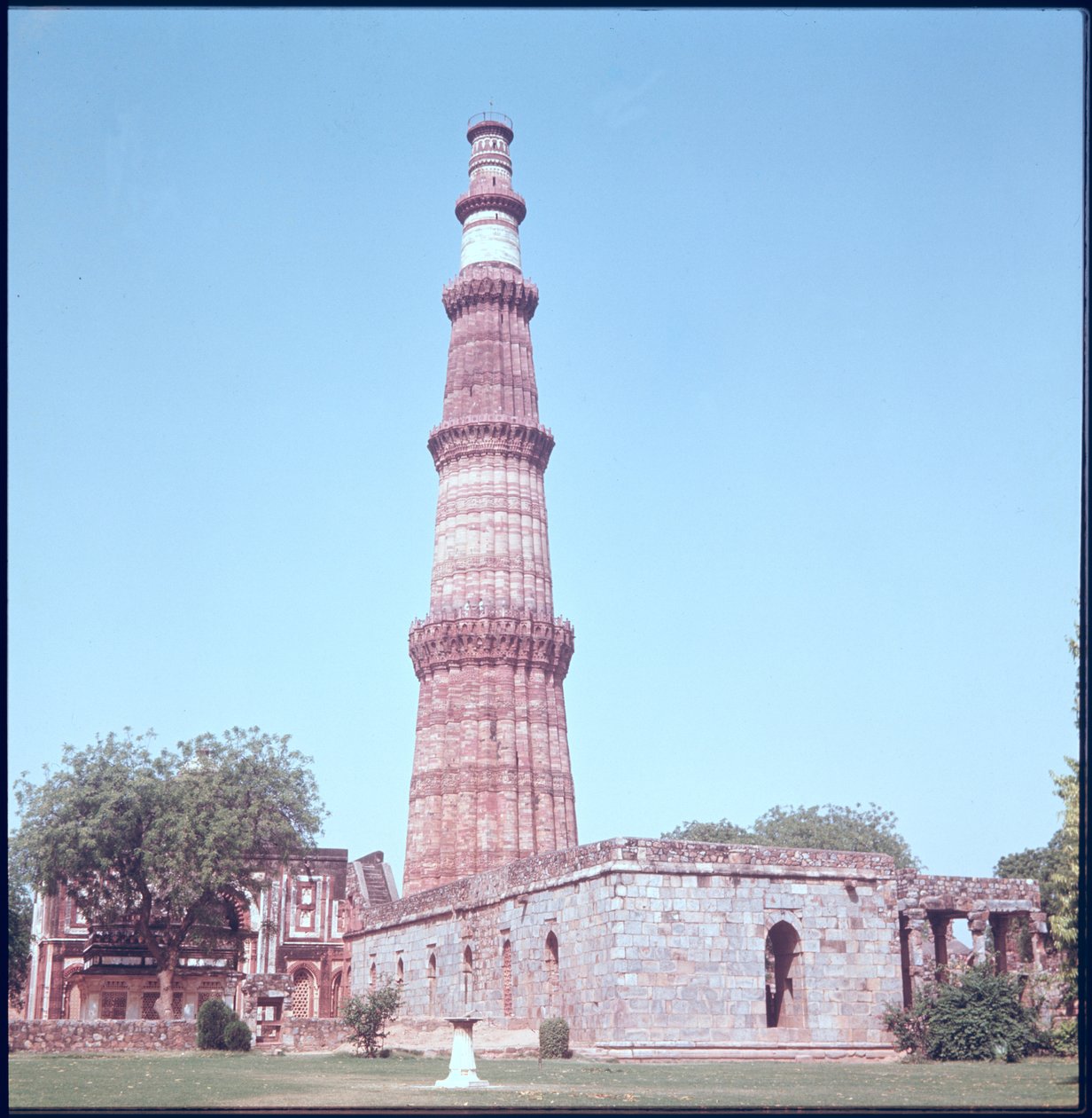 Qutab Minar, rakennettu 1193-1230 tekijältä Islamic School