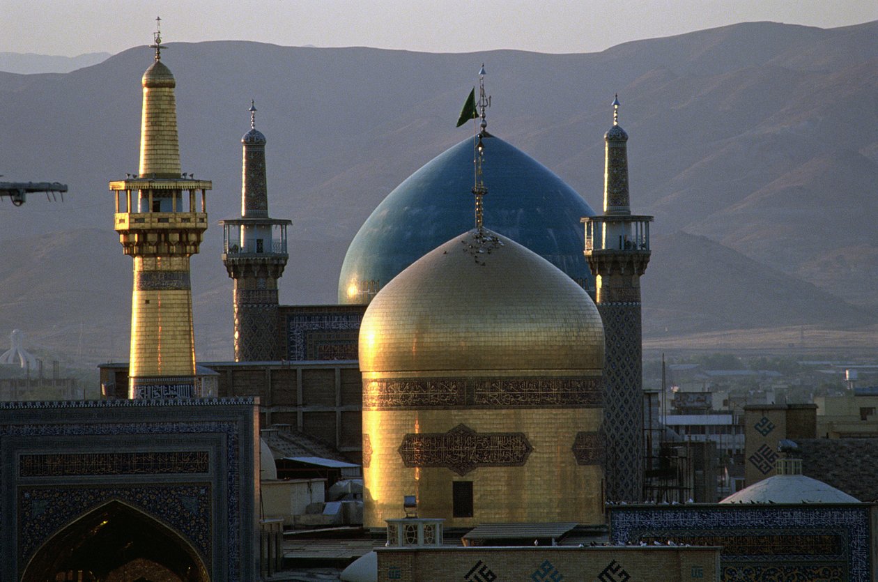 8. shiialaisen imaamin imaami Rezan pyhäkön täyskultainen kupoli ja minareetti, jonka takana on Timurid Gowhar Shad -moskeija tekijältä Islamic School
