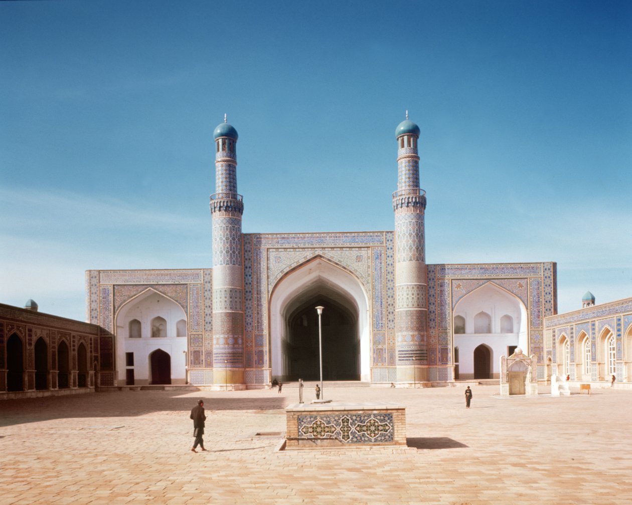Masjid-i Jamin eli perjantaimoskeijan piha, perustettiin vuonna 1200, rakennettiin uudelleen vuonna 1498 tekijältä Islamic School