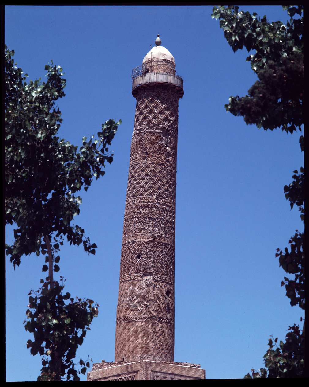 Al Kabeerin suuren moskeijan kalteva minareetti (Al Noori) tekijältä Islamic School