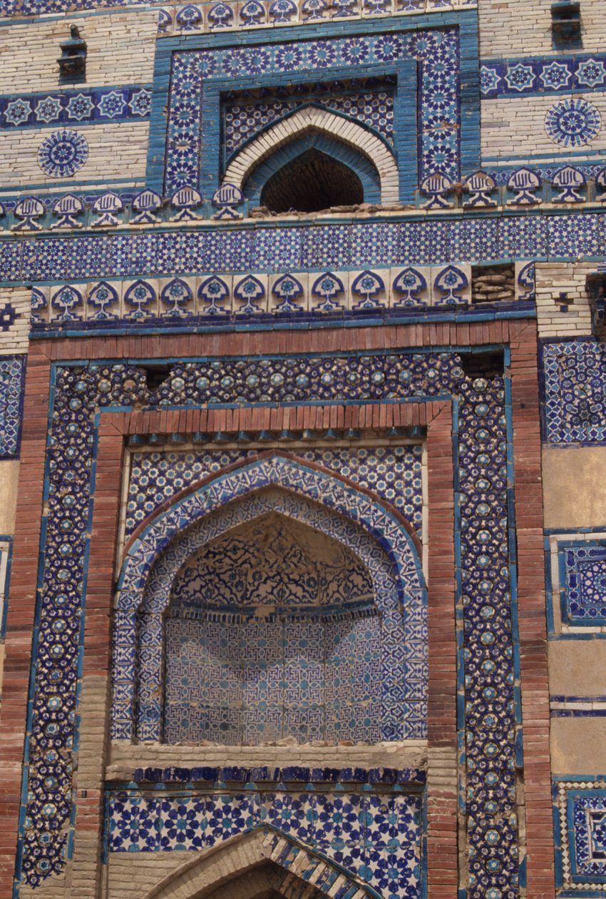 Laatat vuonna 1494 rakennetun Bibi Jawindin (k. 1403) mausoleumin sisäänkäyntiportissa tekijältä Islamic School