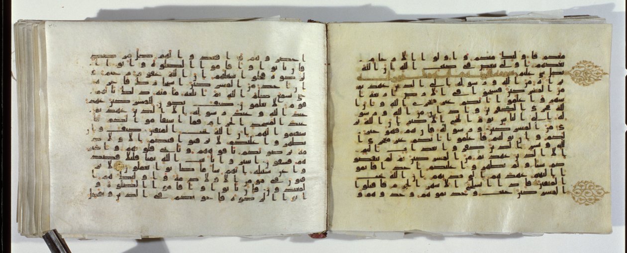 Kaksi sivua Koraanin käsikirjoitusta itämaisella Kufic-kirjoituksella tekijältä Islamic School