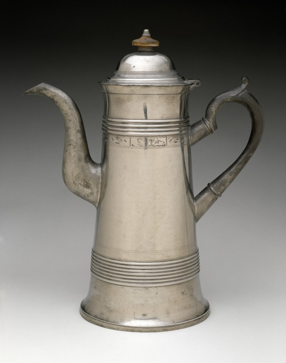 Kahvikannu, c. 1820-1840 (tina, puu) tekijältä Israel Trask