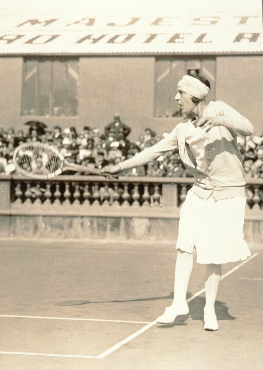 Suzanne Lenglen pelaa tennistä, n. 1926 (hopeabromidigelatiiniprintti) tekijältä Italian Photographer