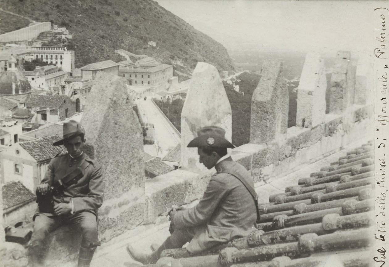Kaksi sotilasta kuvattuna Monrealen kirkon katolla, 1910 tekijältä Italian Photographer