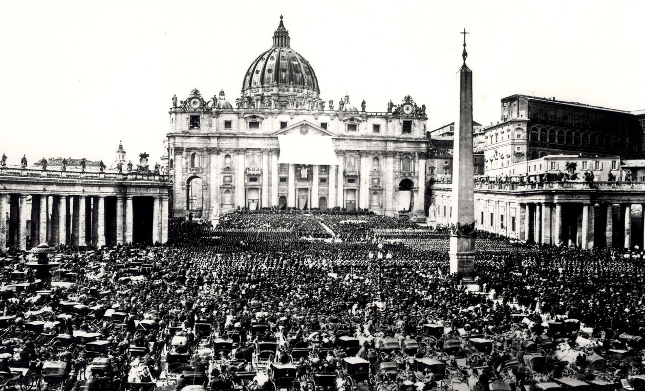 Näkymä väkijoukosta Piazzalla ja Pyhän Pietarin basilikassa, Vatikaanissa, n. 1865 tekijältä Italian Photographer