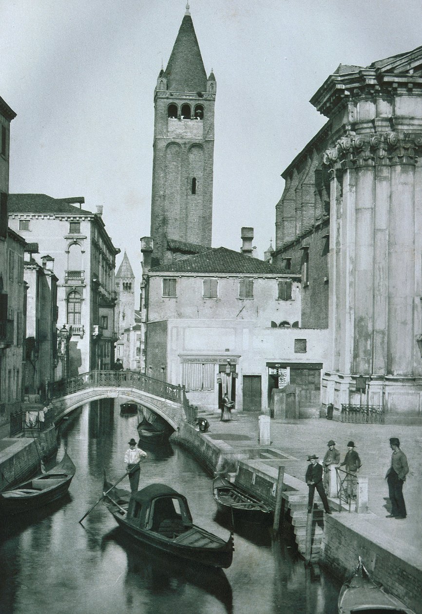 Näkymä Canale San Barnabaan ja San Barnaban kirkon kellotorniin. tekijältä Italian Photographer