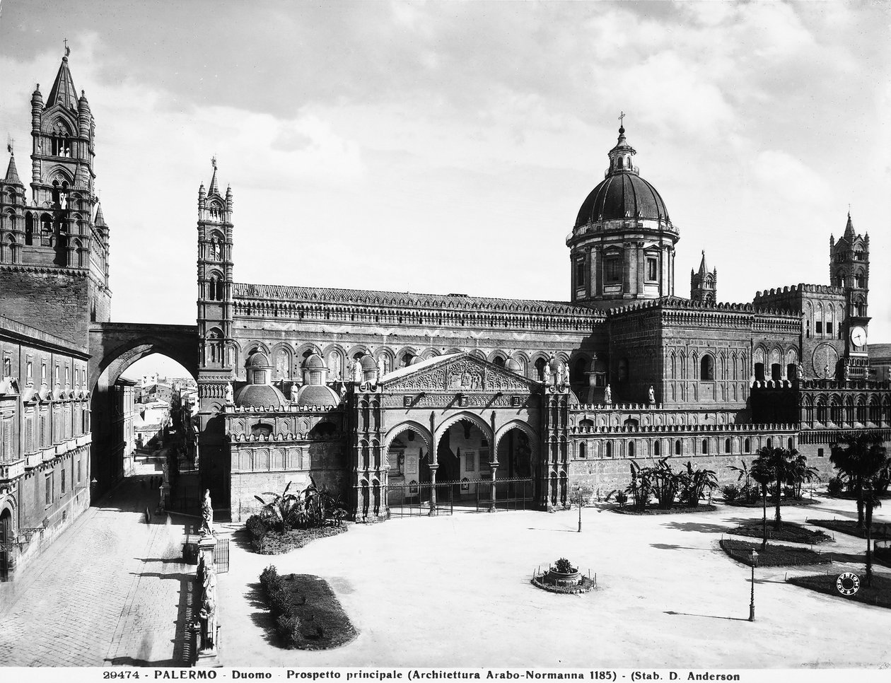 Näkymä Palermon katedraalin oikealta puolelta, Sisilia, n. 1929 tekijältä Italian Photographer