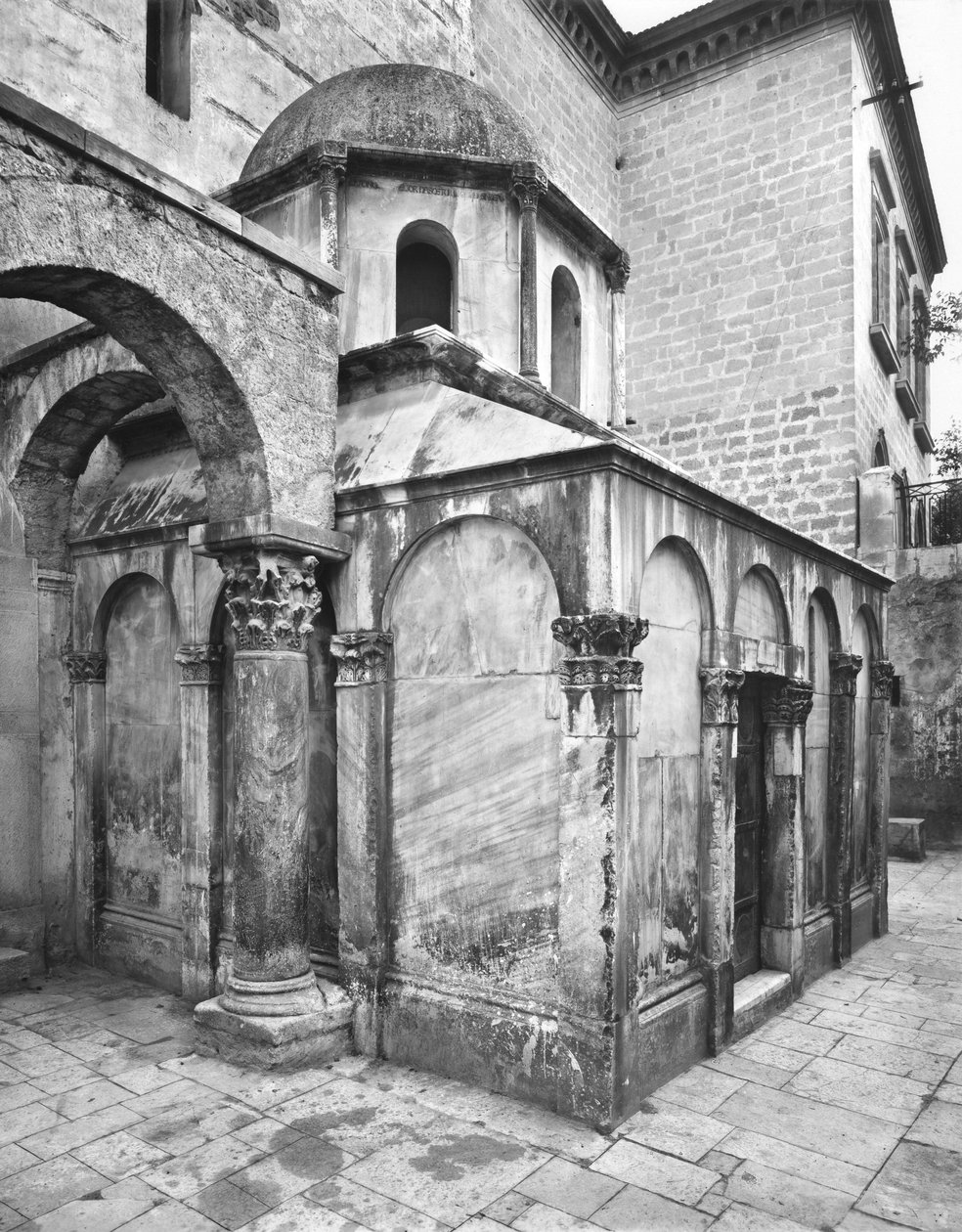 Hautevillen Bohemund I:n mausoleumi tekijältä Italian School