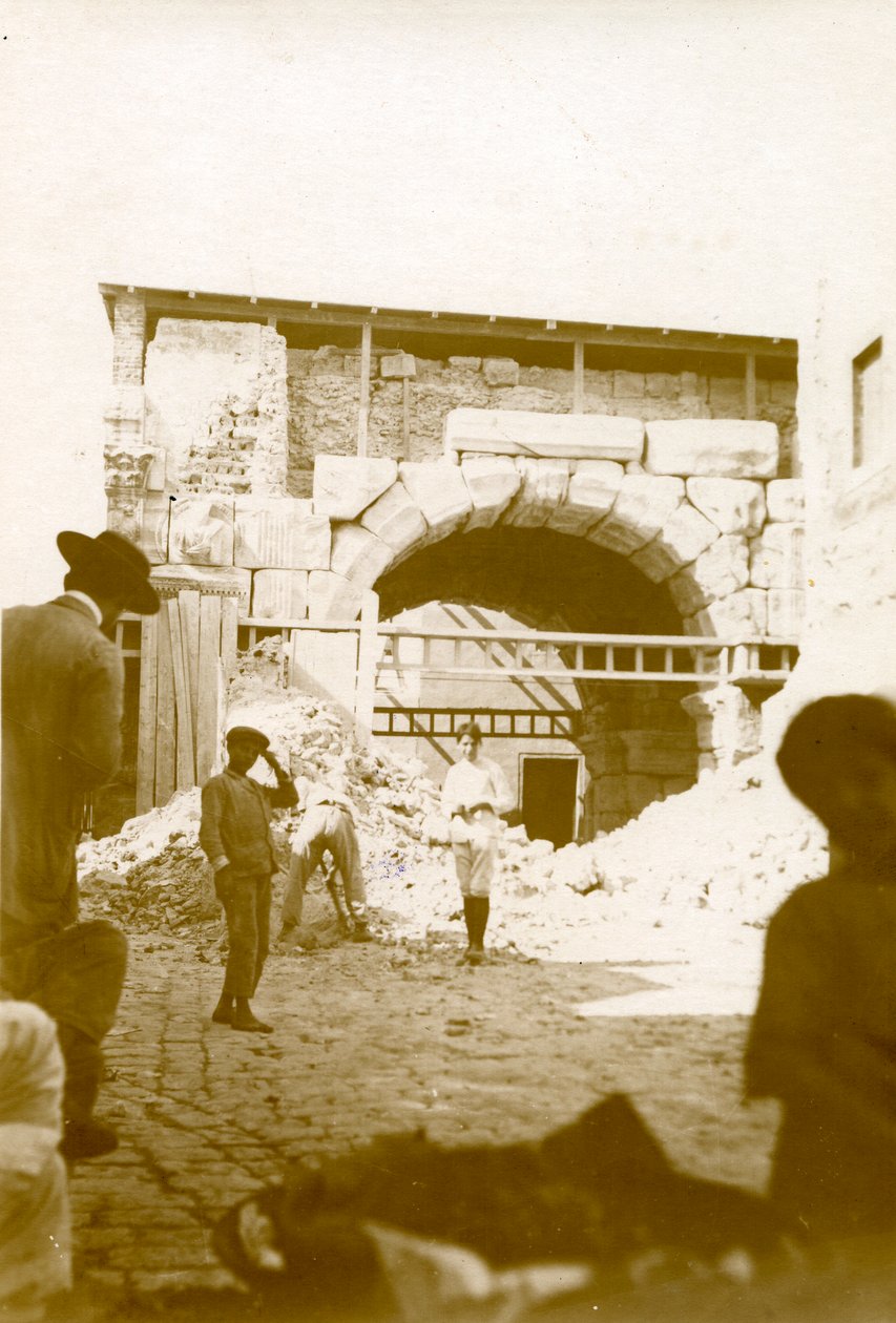 Marcus Aureliuksen kaaren ympärillä olevien talojen purkaminen, Tripoli, Libya, 4. lokakuuta. tekijältä Italian Photographer