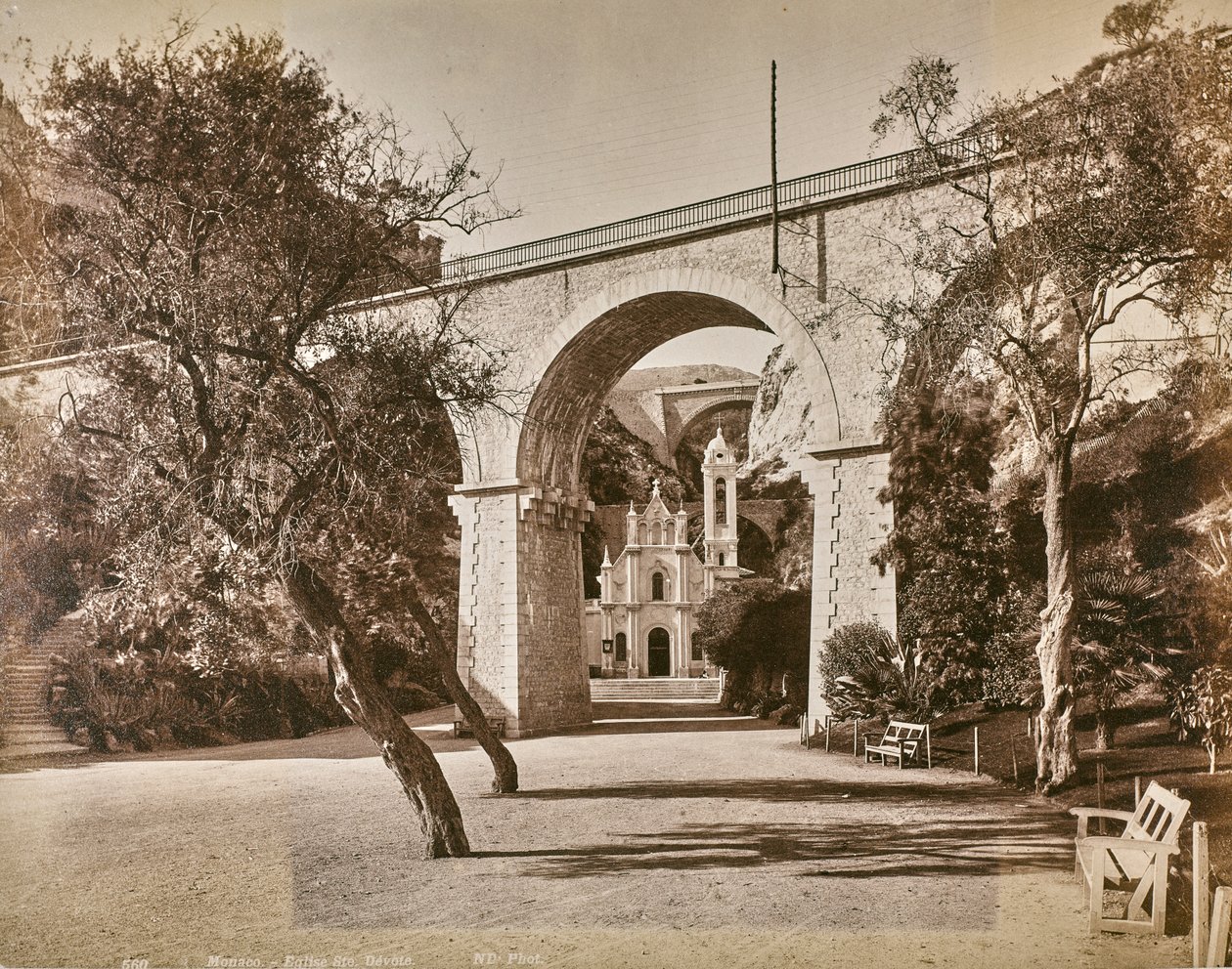 Albumi "Genoa and Pisa": Chapel Sainte Dévote Monacossa, n. 1880-1890 (m/v kuva) tekijältä Italian Photographer