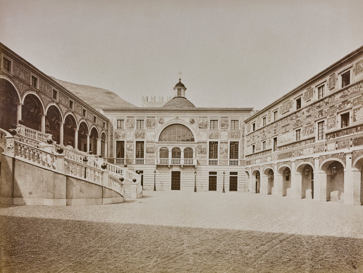 Albumi "Italie 1882, Napoli, Pise, Gênes, Corniche": Monacon prinssin palatsin sisäpiha tekijältä Italian Photographer