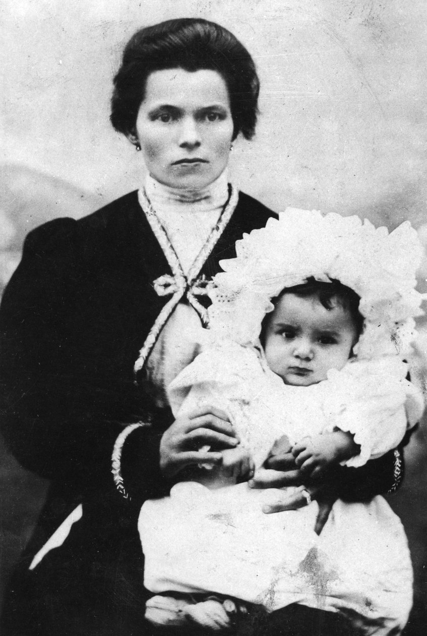 Benito Mussolini lapsena äitinsä Rosa Maltonin kanssa - 1884 - Benito MUSSOLINI (1883-1945) äitinsä Rosa Maltonin sylissä. tekijältä Italian Photographer