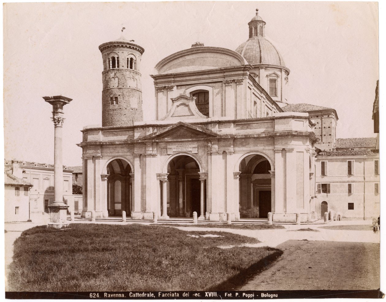 Herramme Jeesuksen Kristuksen ylösnousemuksen katedraali, Ravenna, Emilia-Romagna, Italia, valokuva Pietro Poppi, Bologna, n. 1900 tekijältä Italian Photographer