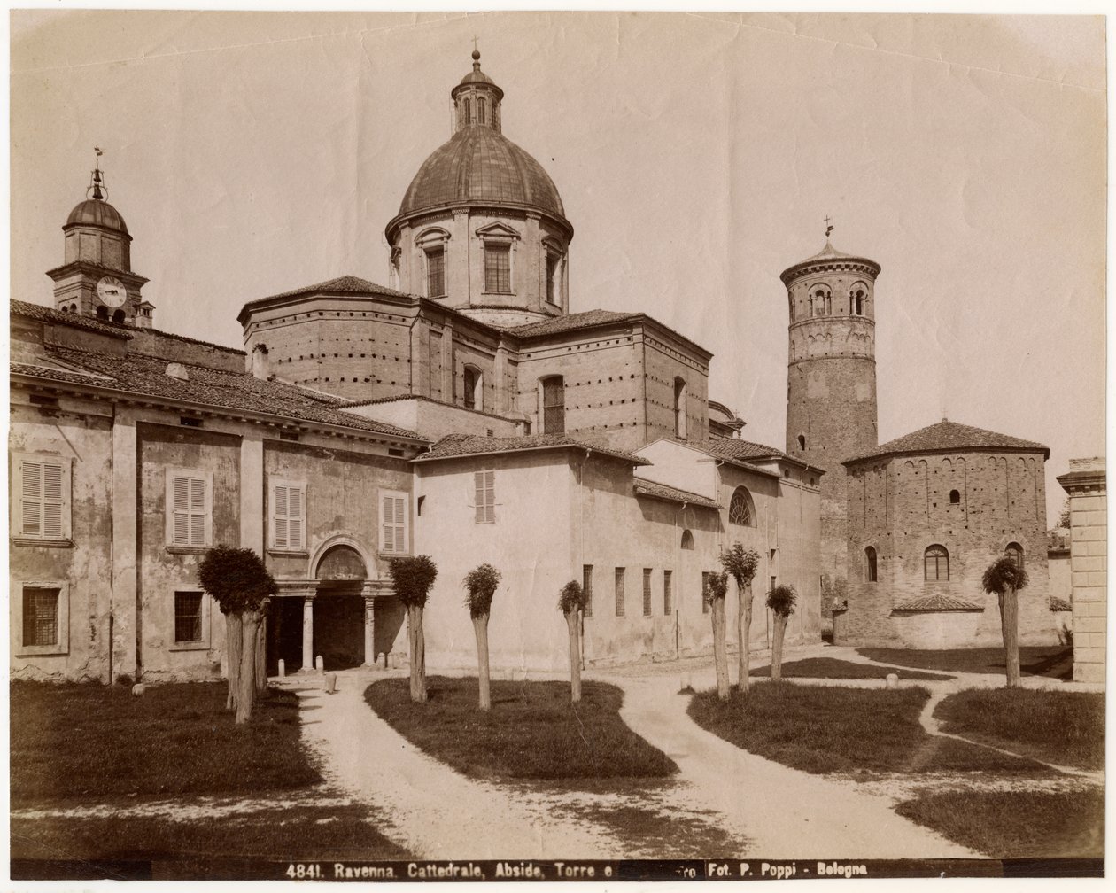 Herramme Jeesuksen Kristuksen ylösnousemuksen katedraali, kastekappeli oikealla, Ravenna, Emilia-Romagna, Italia, valokuva Pietro Poppi, Bologna, n. 1900 tekijältä Italian Photographer
