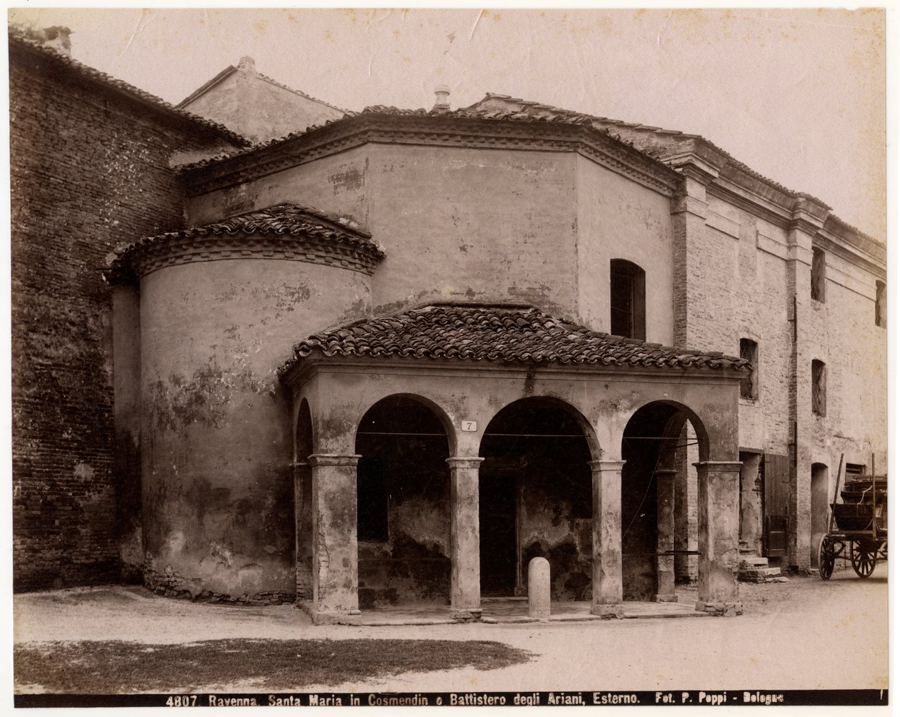 Pyhän Marian kirkko Cosmedinissa tai Ariaanien kastekappeli, Ravenna, Emilia-Romagna, Italia, valokuva Pietro Poppi, Bologna, n. 1900 tekijältä Italian Photographer